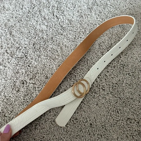 Elegant White Belt with Gold Buckle - Picture 2 of 3
